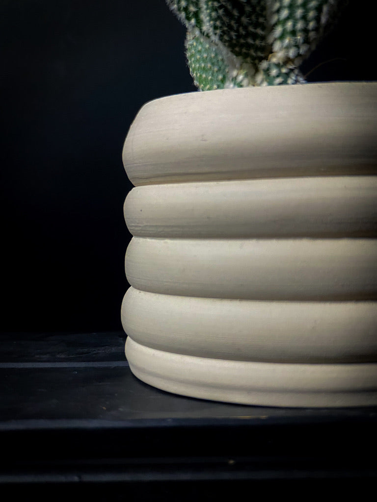 Plantpot holder - White clay with geometric rounded walls
