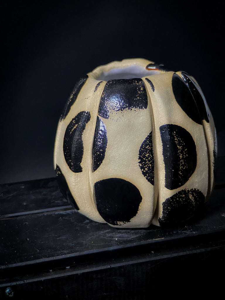 Vase with textured walls - White clay with big black shiny dots
