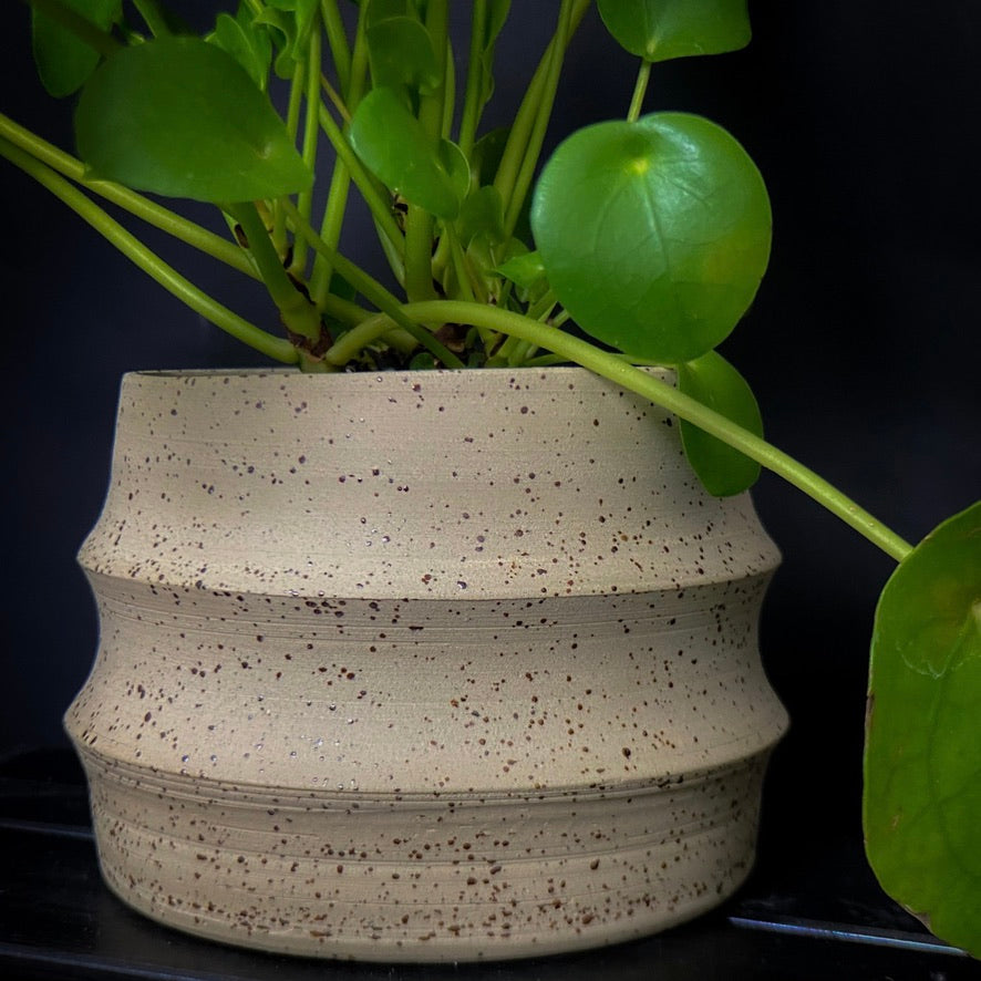 Plantpot holder - Yellow spotted clay with geometric walls