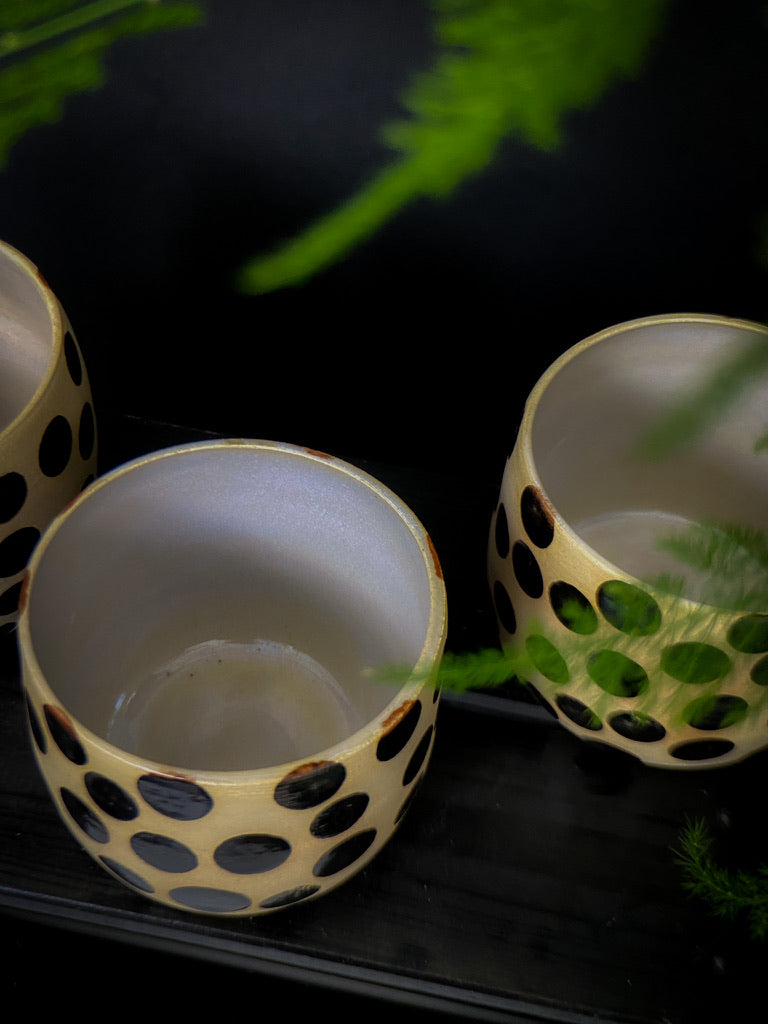 Grande tasse avec de gros points noirs