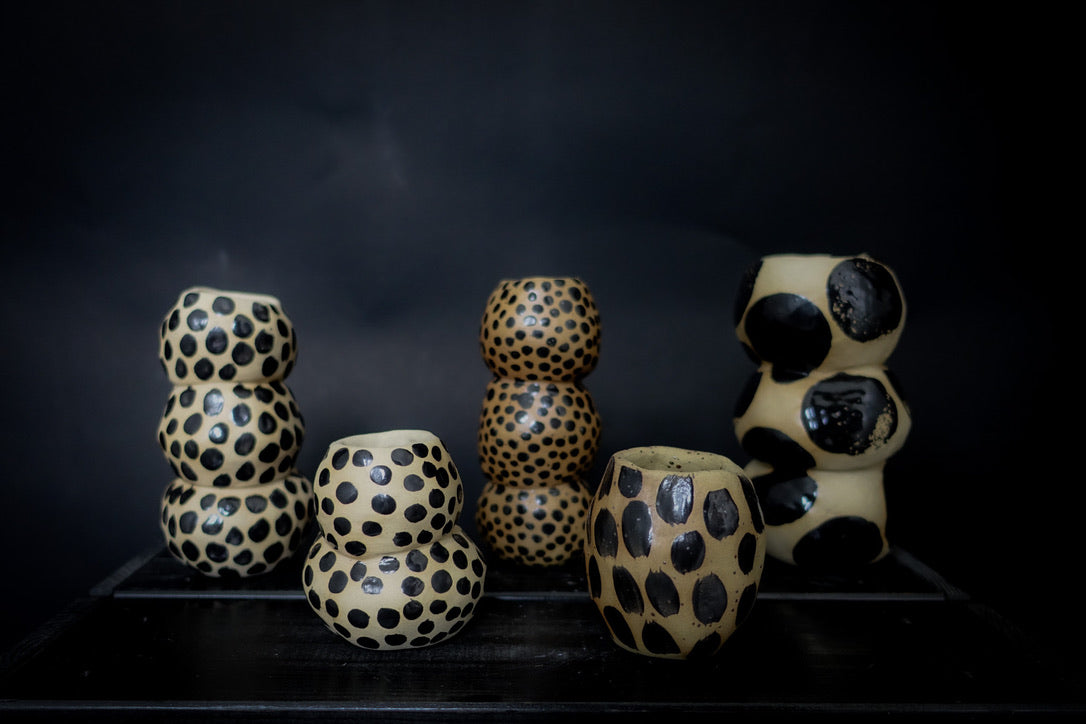 Vase boule - Grès blanc avec gros points noirs
