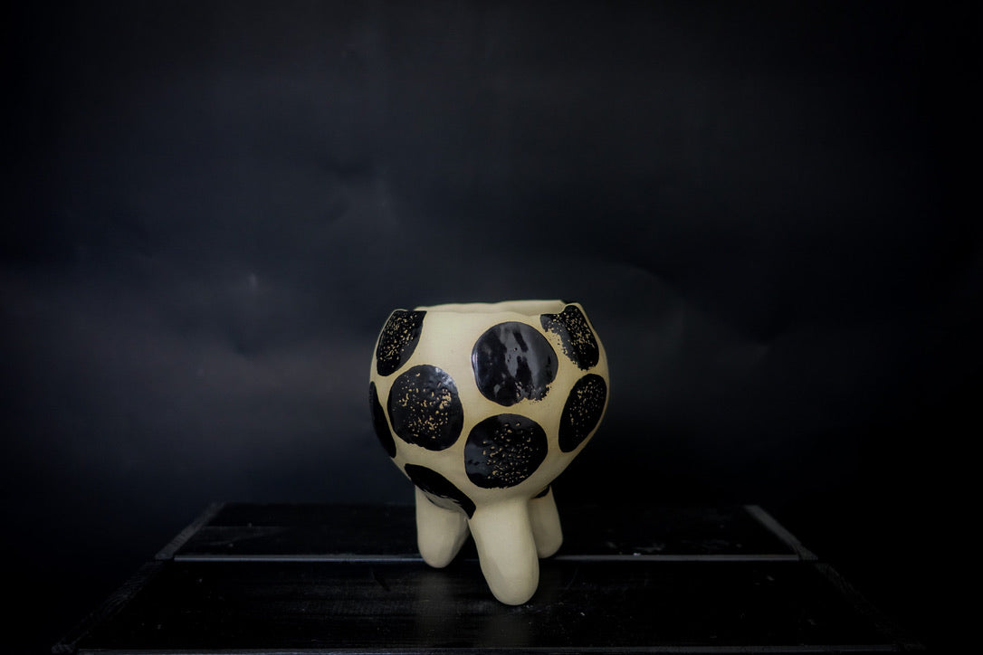 Plantpot holder with three legs - White clay with big shiny black dots