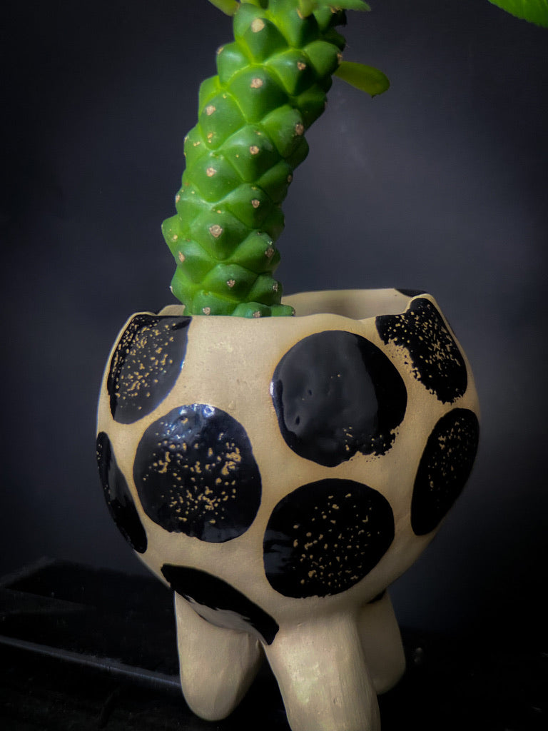 Plantpot holder with three legs - White clay with big shiny black dots