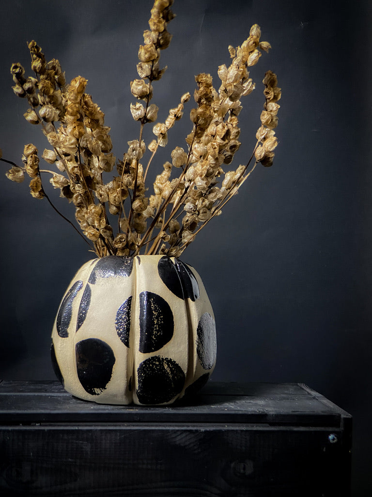 Vase with textured walls - White clay with big black shiny dots