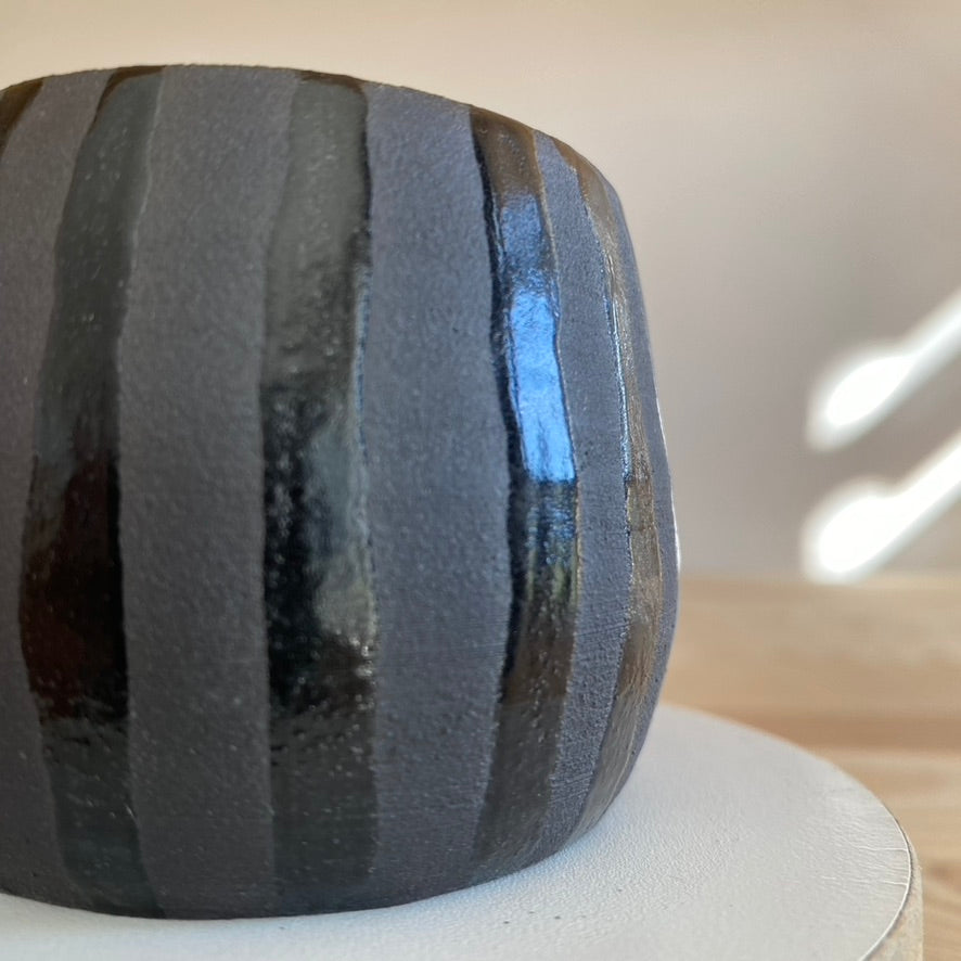 Plantpot holder - Black clay with lines