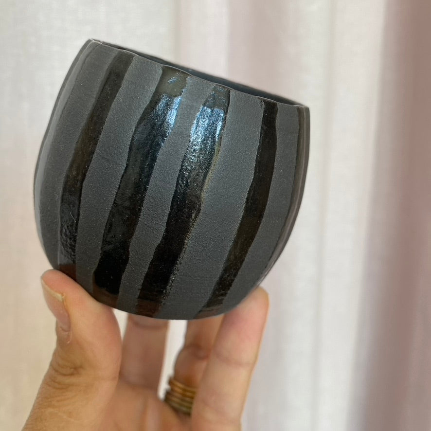 Plantpot holder - Black clay with lines