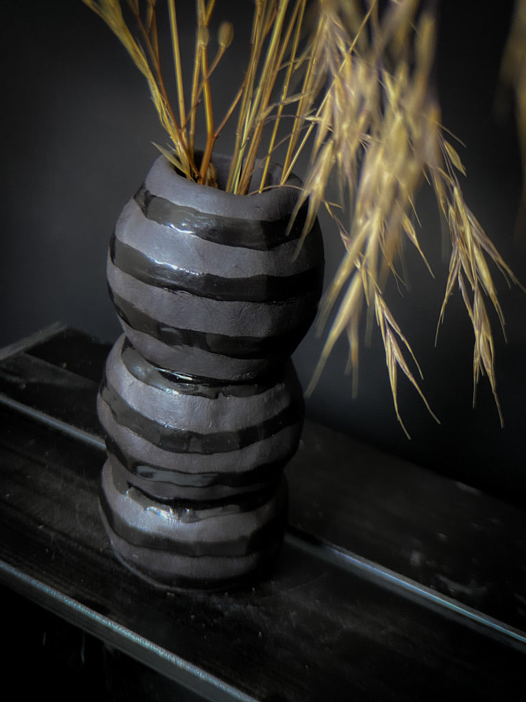 Vase boule - Grès noir, lignes noires brillantes