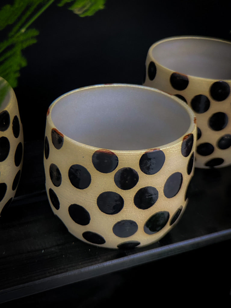 Grande tasse avec de gros points noirs