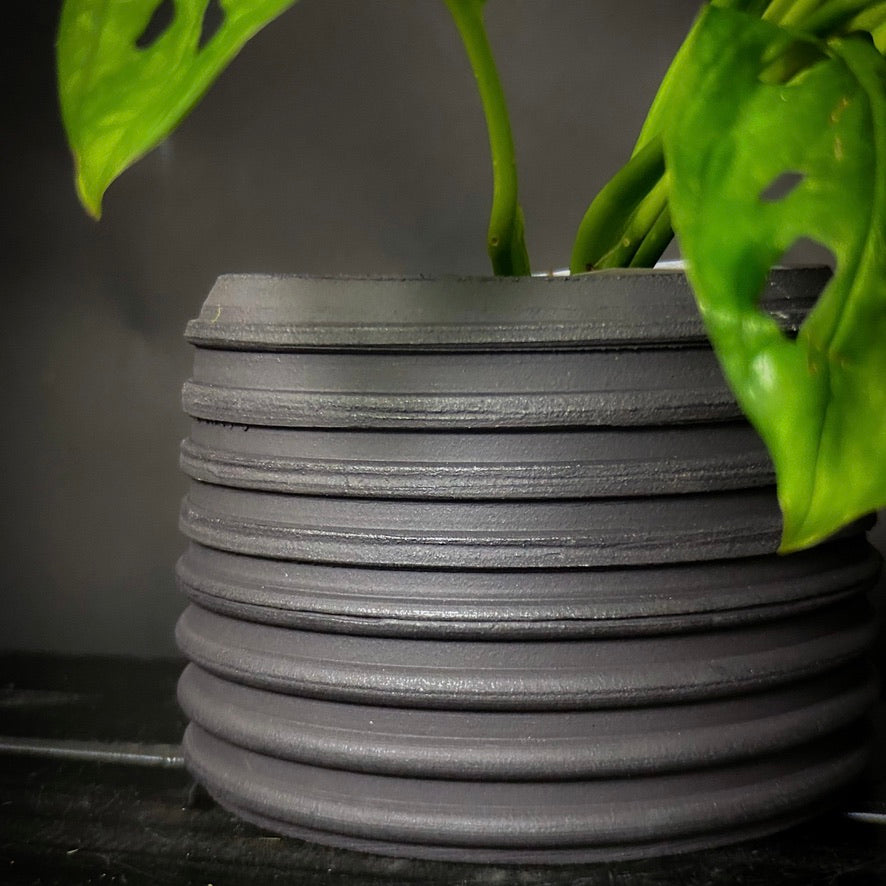Plantpot holder - Black clay