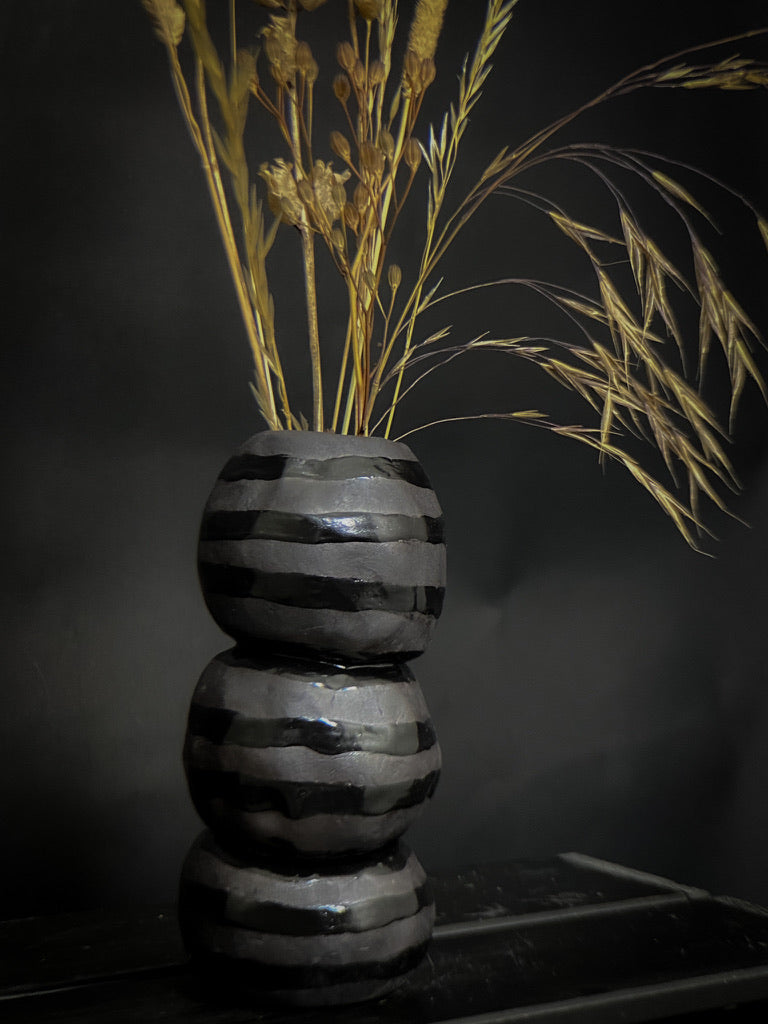 Vase boule - Grès noir, lignes noires brillantes