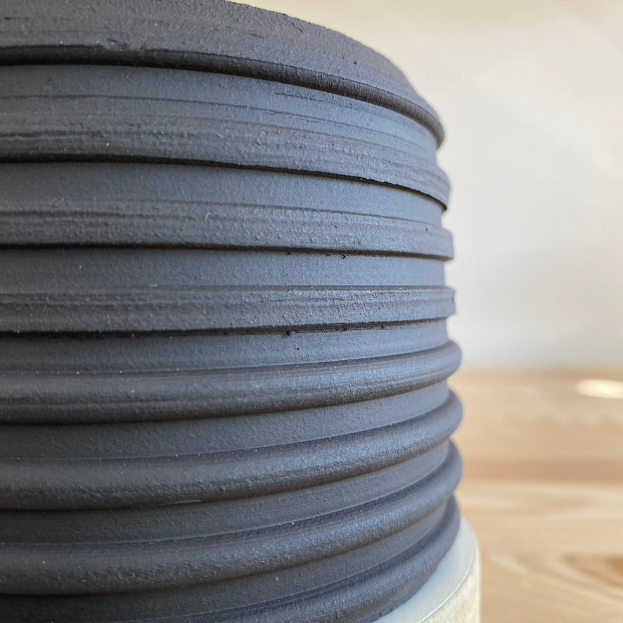 Plantpot holder - Black clay