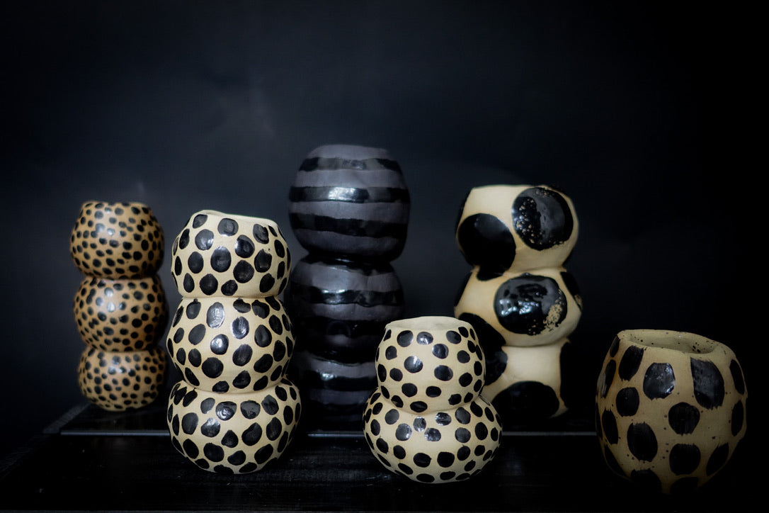 Vase boule - Grès blanc avec gros points noirs