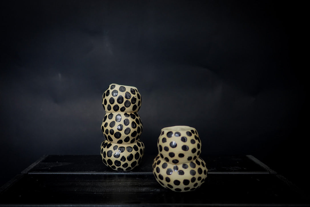 Vase boule - Argile blanche à points noirs