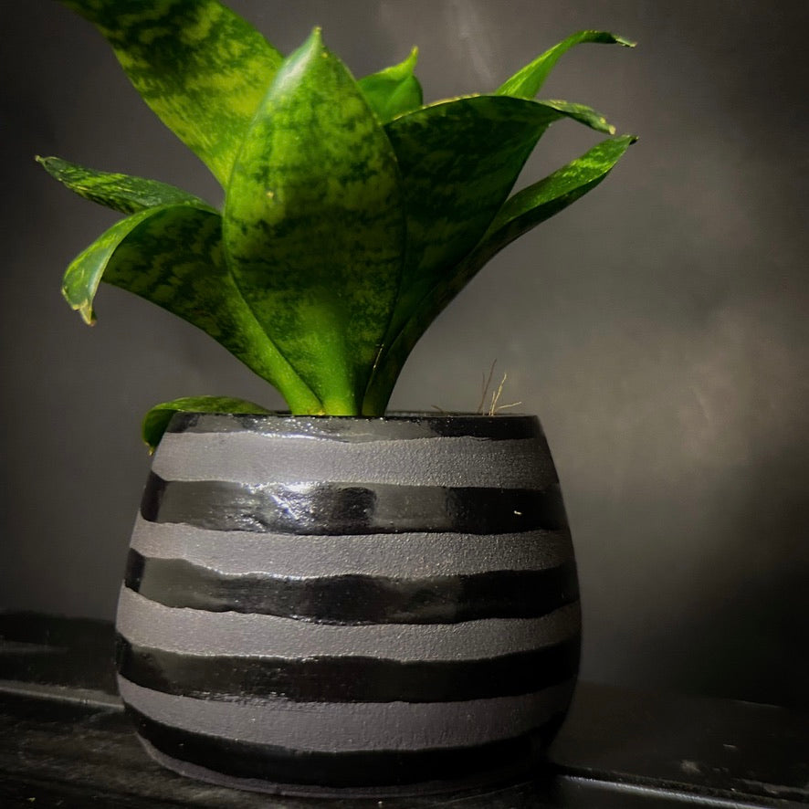 Plantpot holder - Black clay