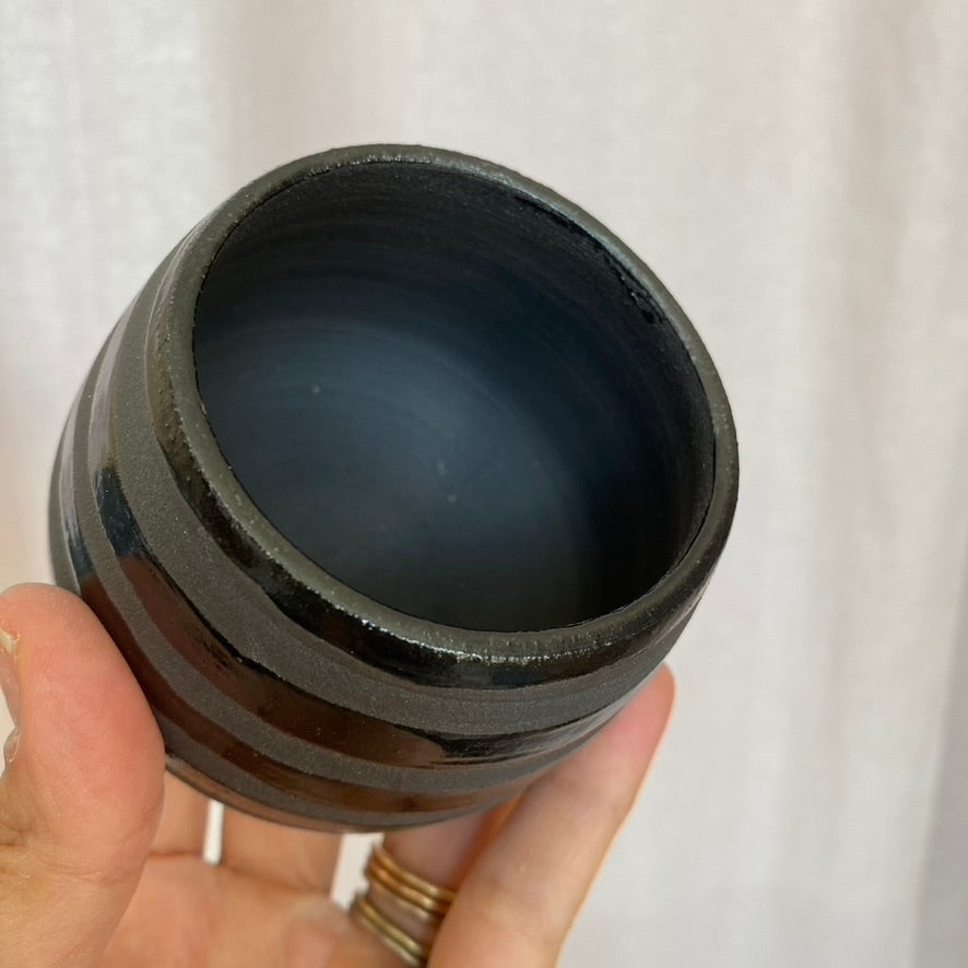 Plantpot holder - Black clay with lines
