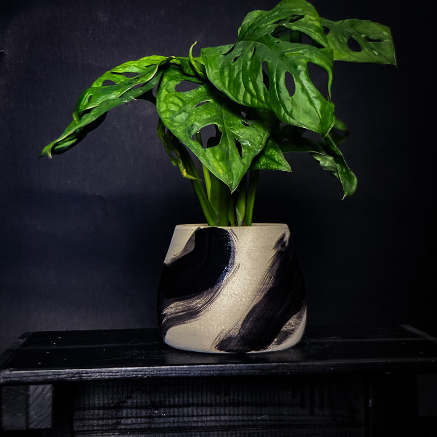 Plantpot holder - White clay with black decoration