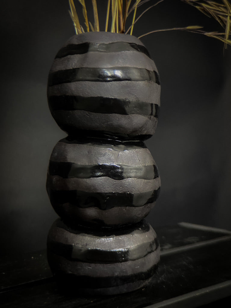 Vase boule - Grès noir, lignes noires brillantes