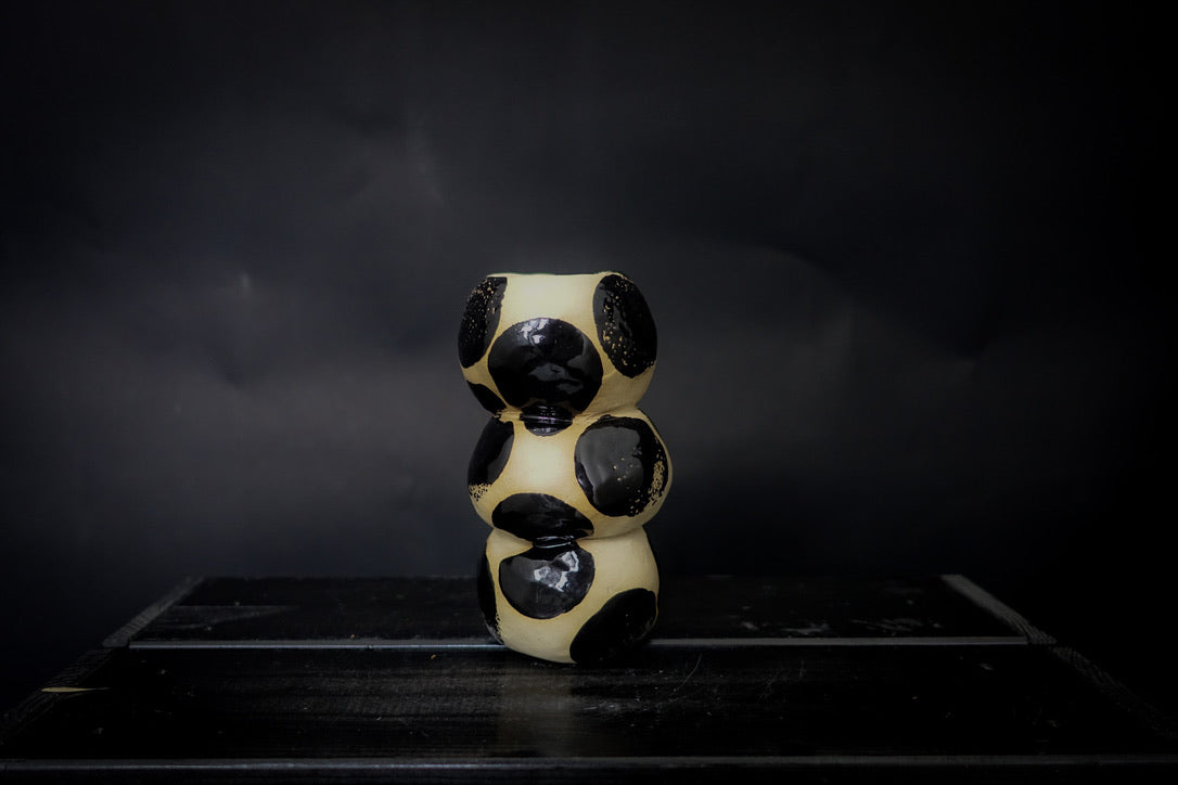 Vase boule - Grès blanc avec gros points noirs