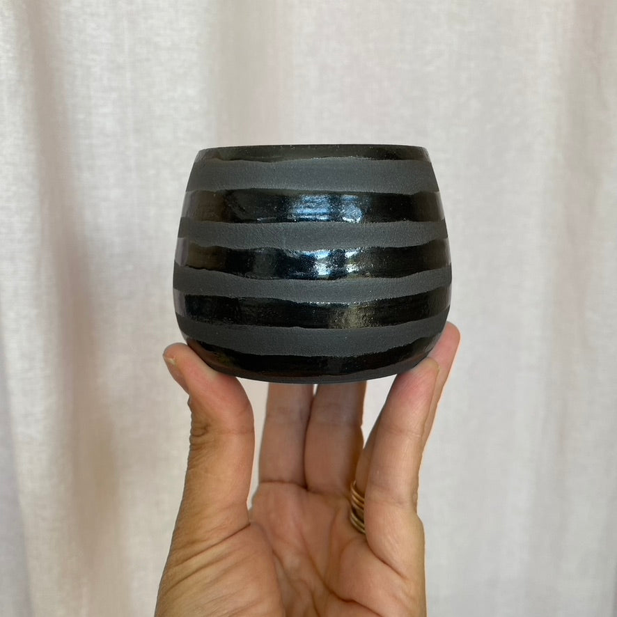 Plantpot holder - Black clay