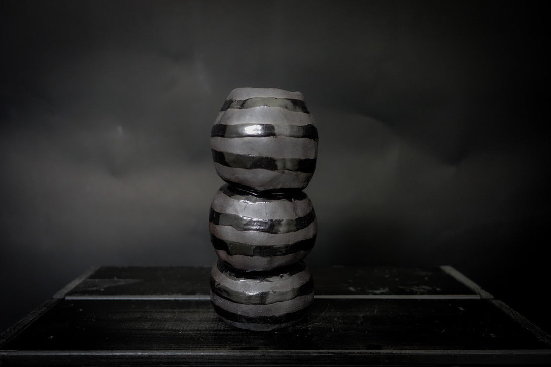Vase boule - Grès noir, lignes noires brillantes