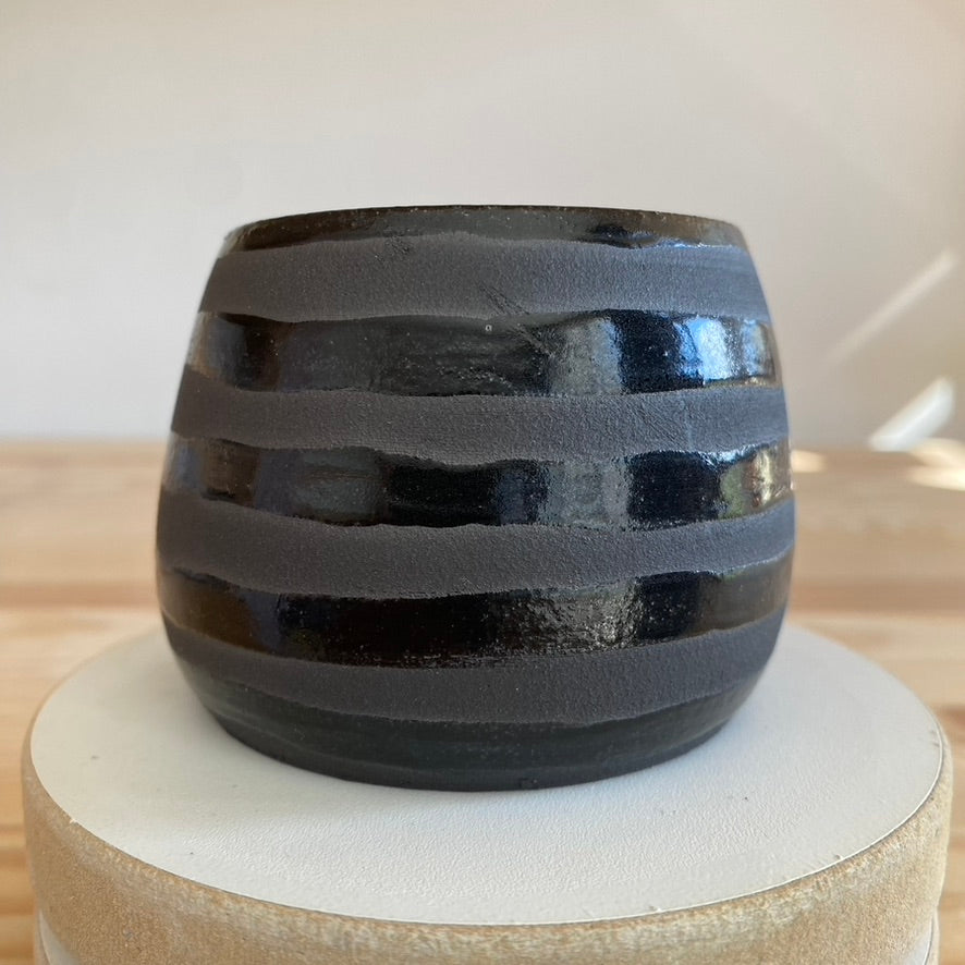 Plantpot holder - Black clay