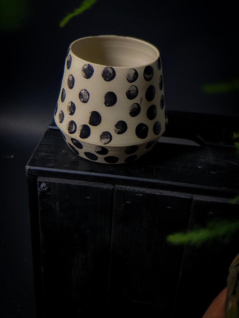 Plantpot holder - White clay with big black dots