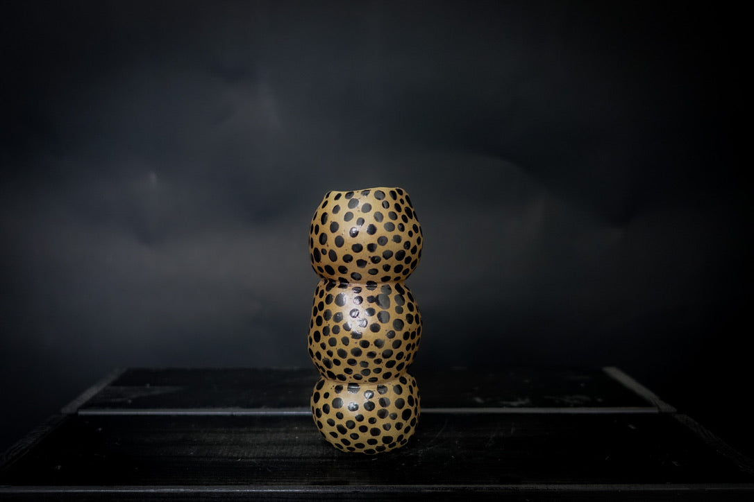 Vase boule - Grès jaune pyritté avec des points noirs