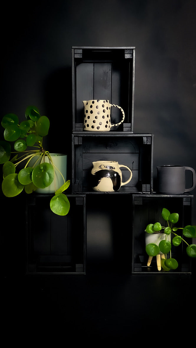 Pichet - Argile crème blanche à pois noirs brillants