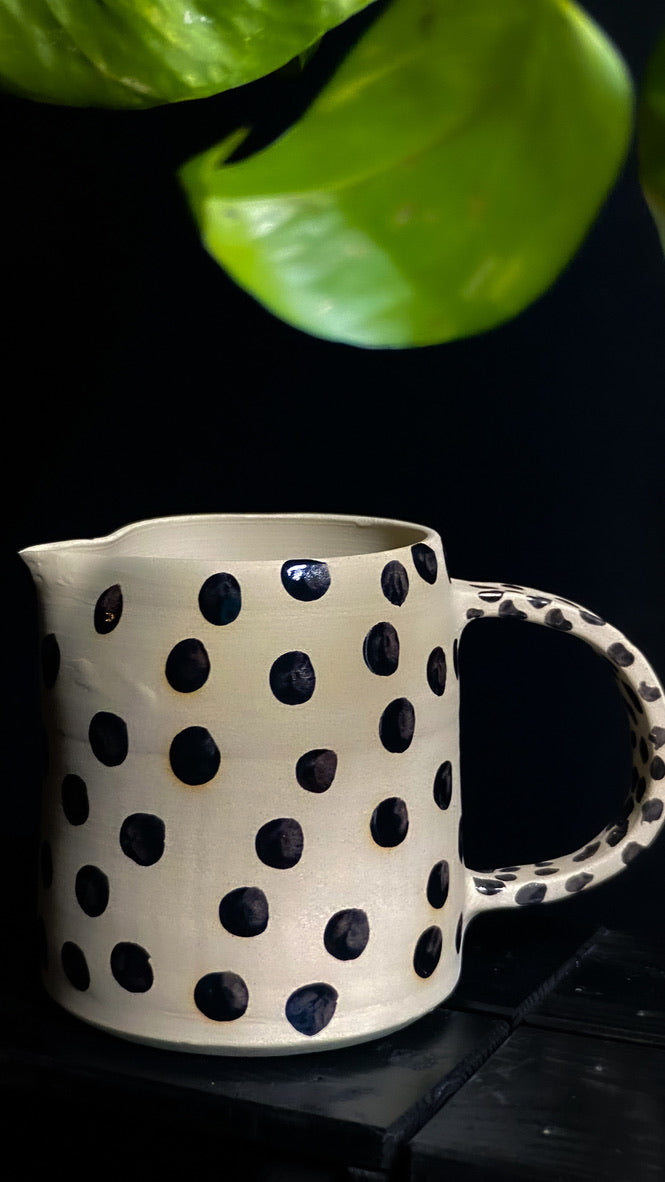 Pichet - Argile crème blanche à pois noirs brillants