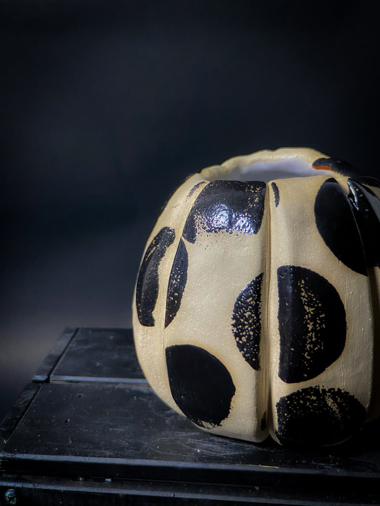 Vase with textured walls - White clay with big black shiny dots