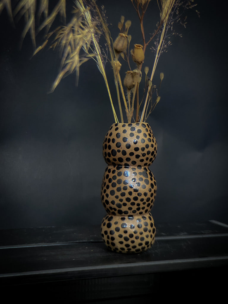 Vase boule - Grès jaune pyritté avec des points noirs