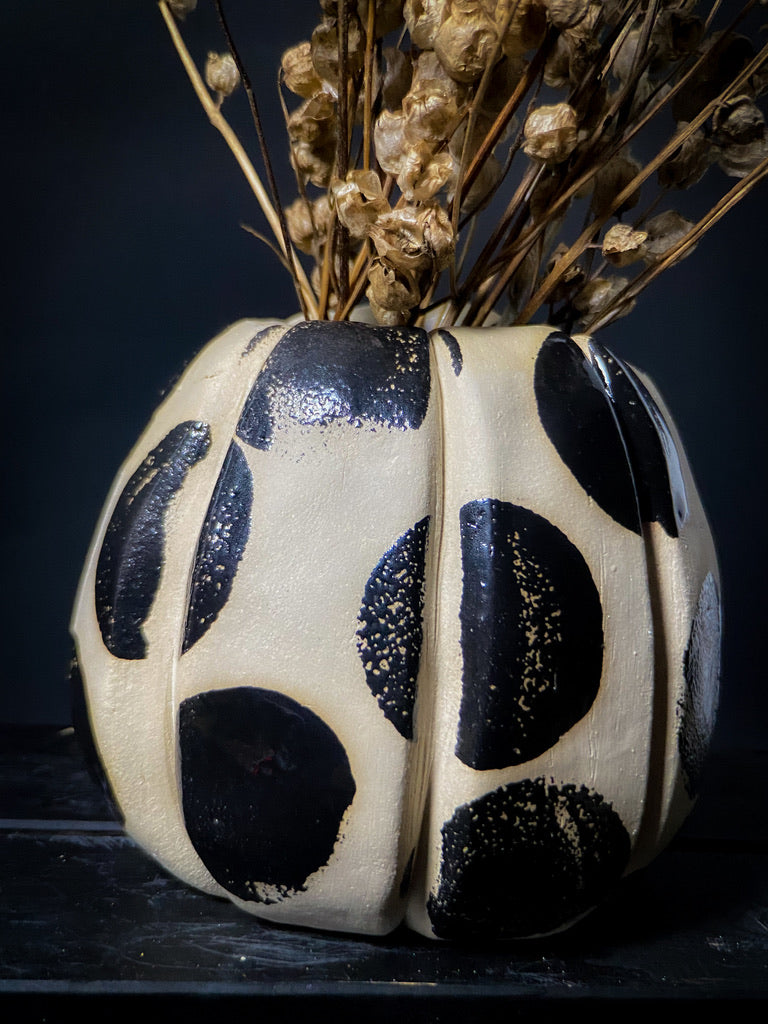 Vase with textured walls - White clay with big black shiny dots