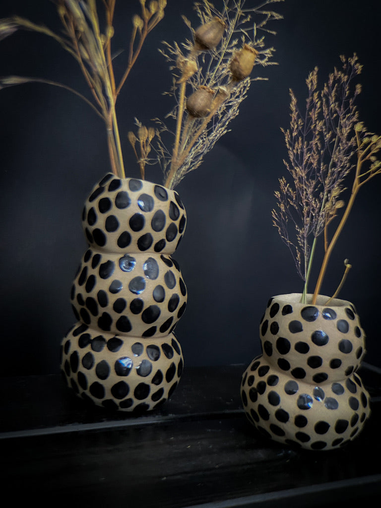 Vase boule - Argile blanche à points noirs