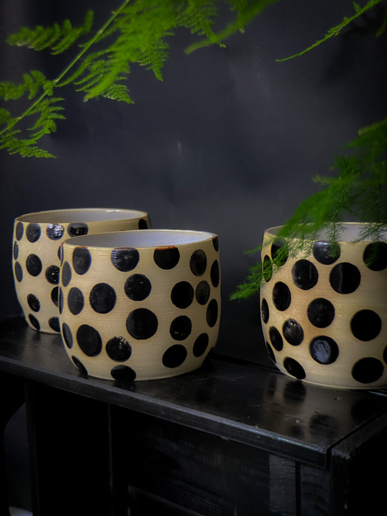 Grande tasse avec de gros points noirs