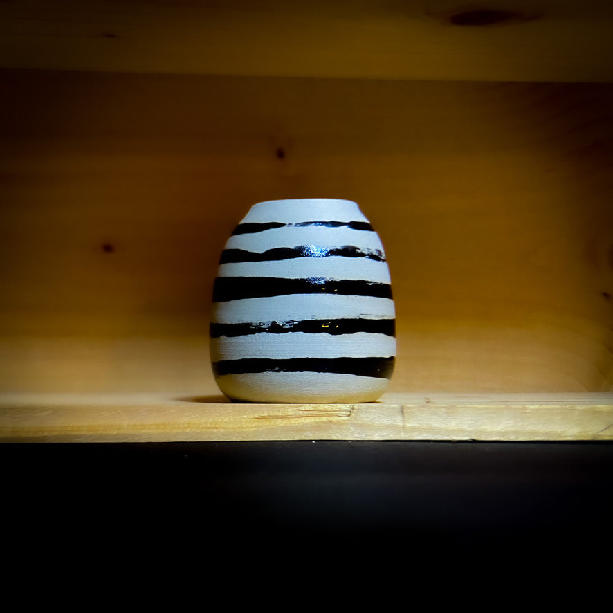 Vase - Black shiny lines