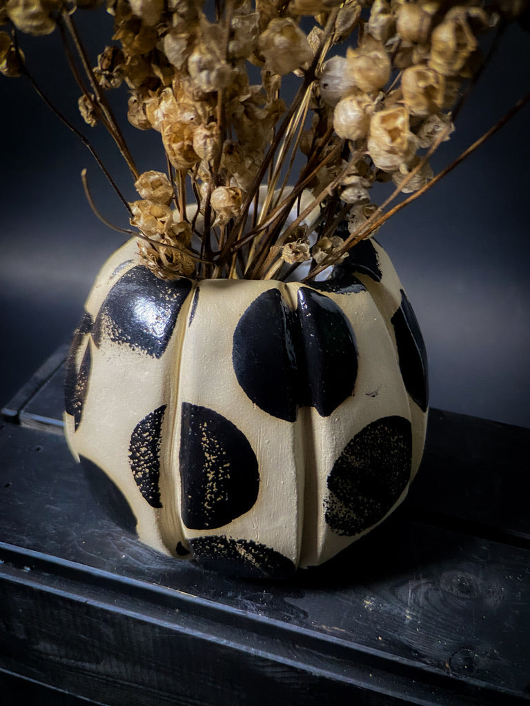 Vase with textured walls - White clay with big black shiny dots