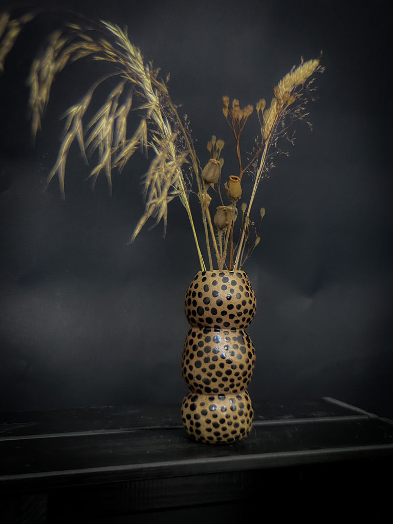 Vase boule - Grès jaune pyritté avec des points noirs