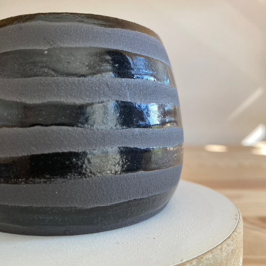 Plantpot holder - Black clay