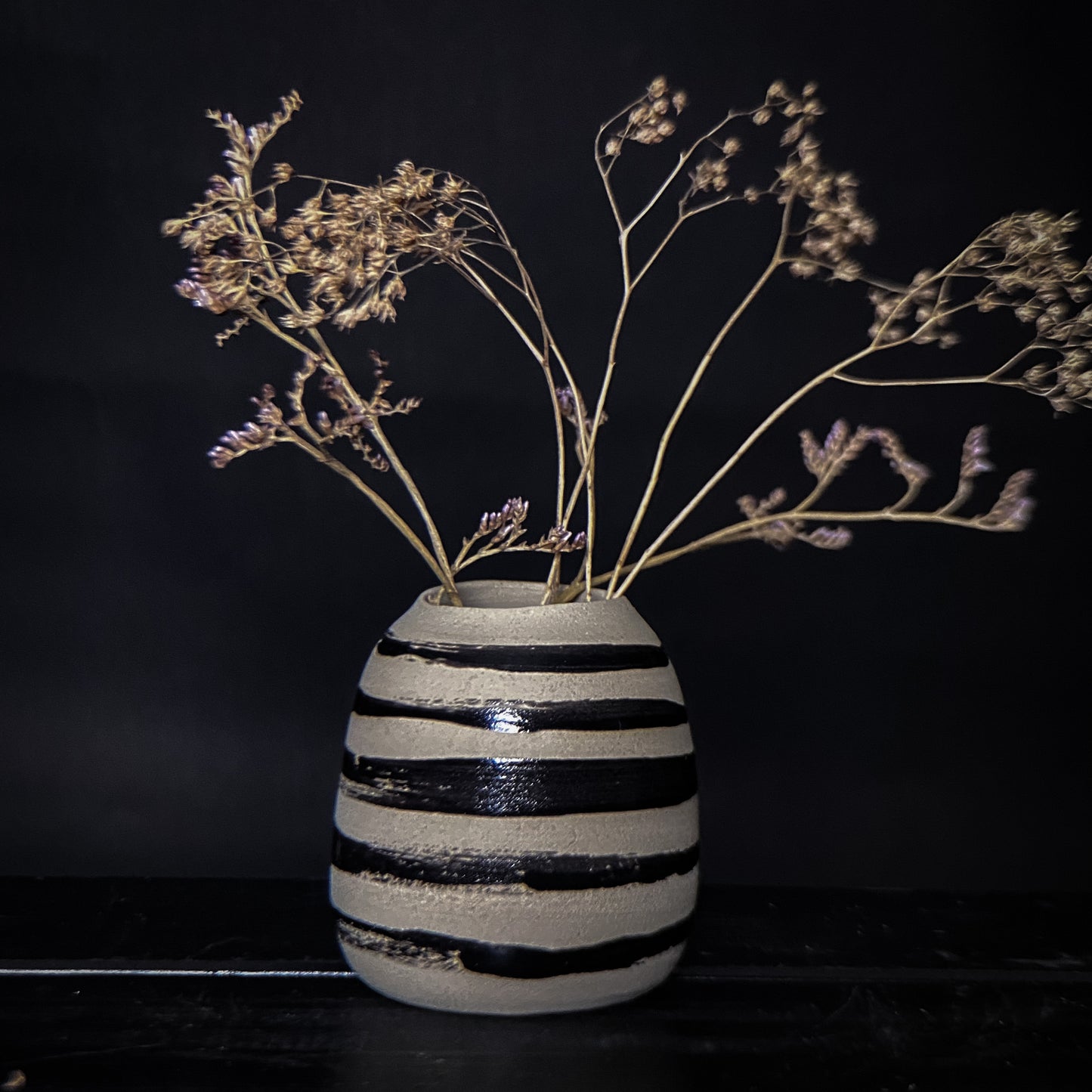 Vase - Black shiny lines