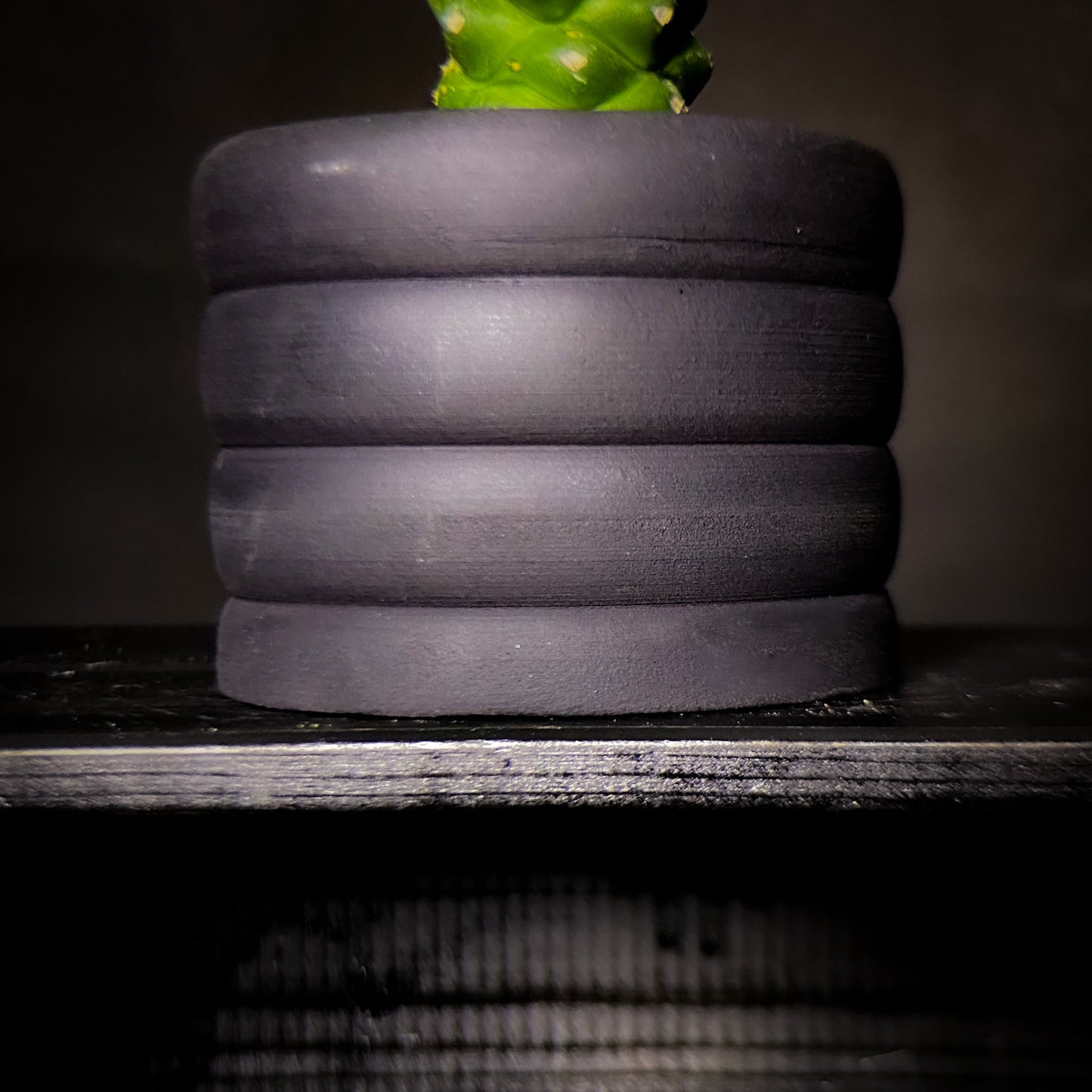 Plantpot holder - Black clay