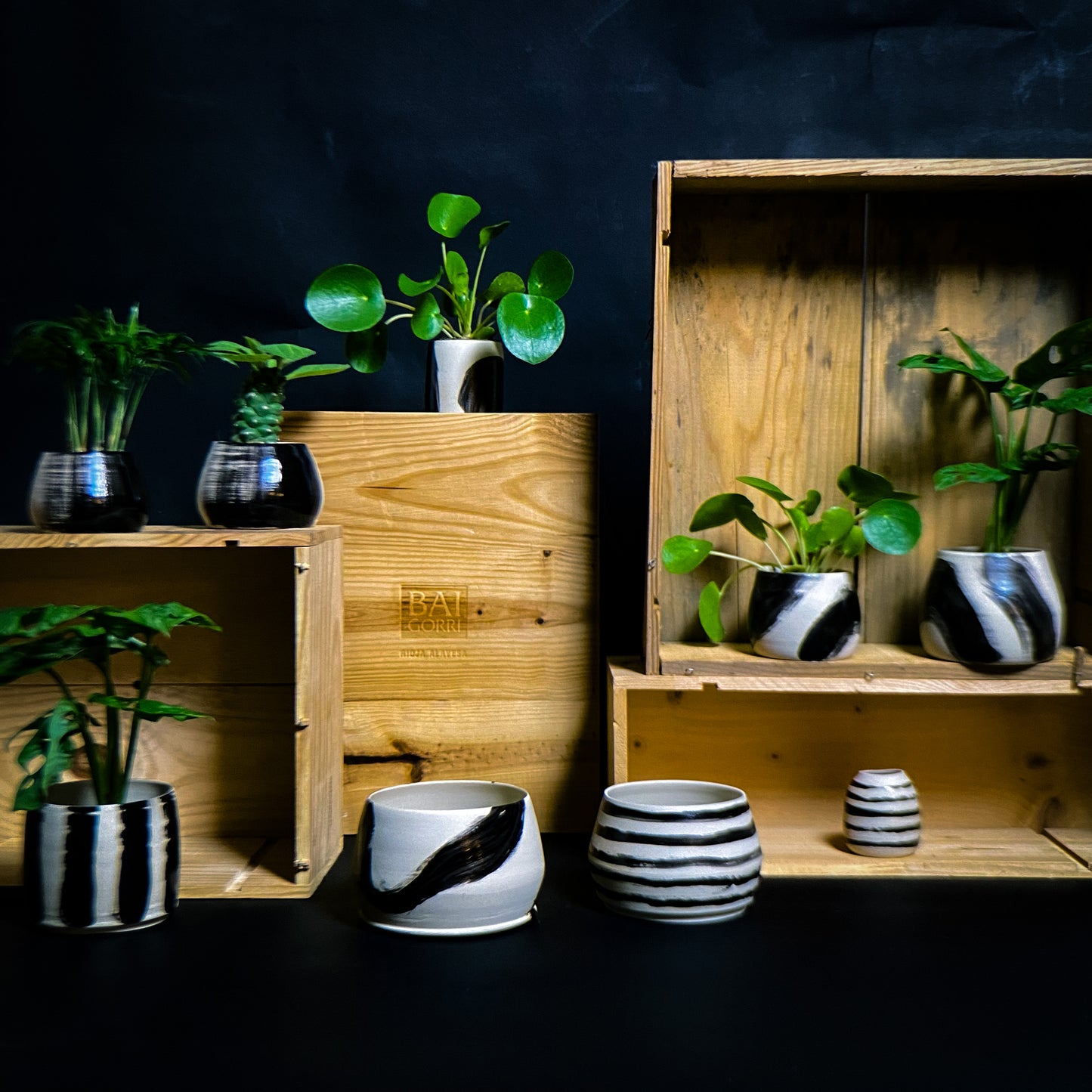 Porte-planpot - Argile blanche décorée de lignes brillantes noires