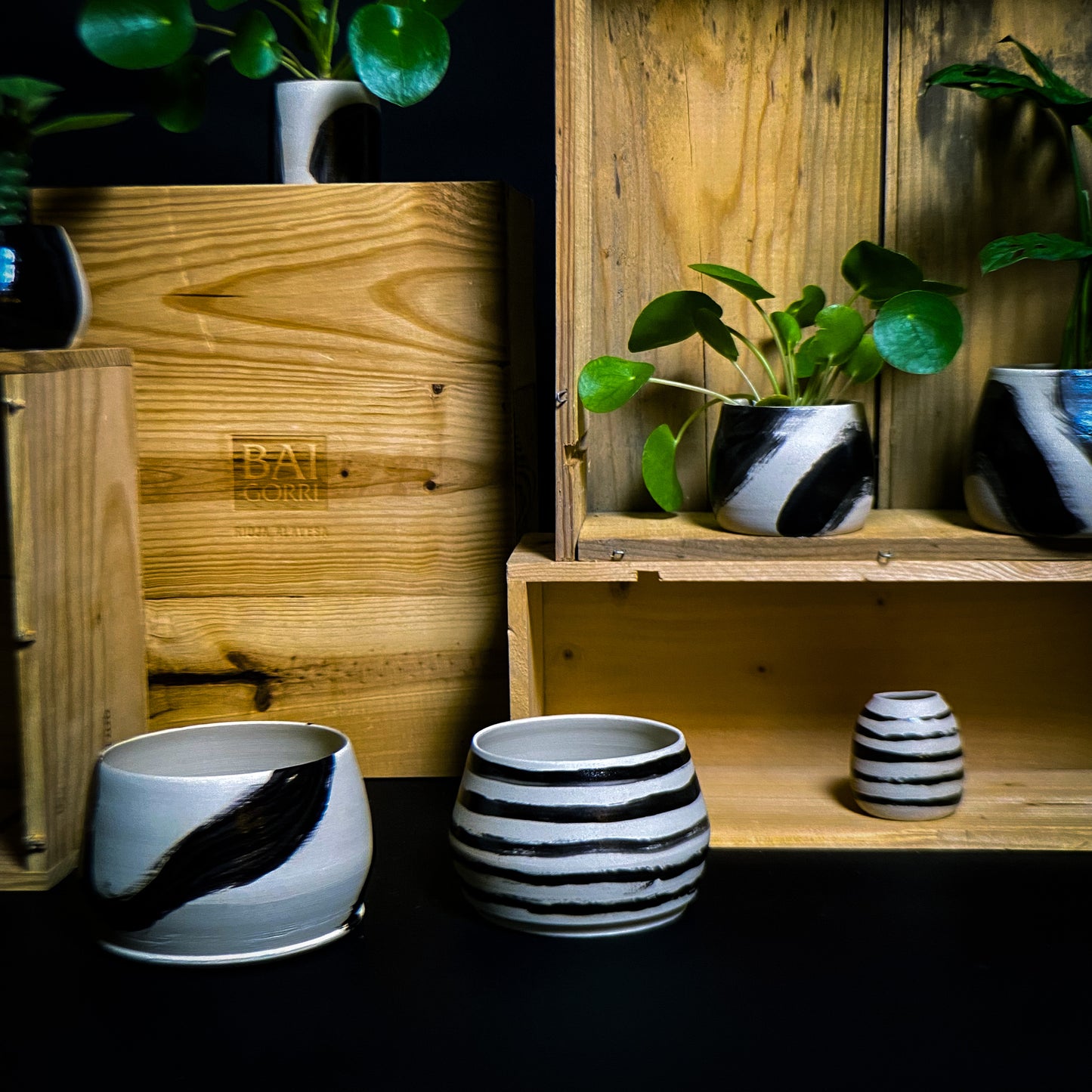 Porte-planpot - Argile blanche décorée de lignes brillantes noires