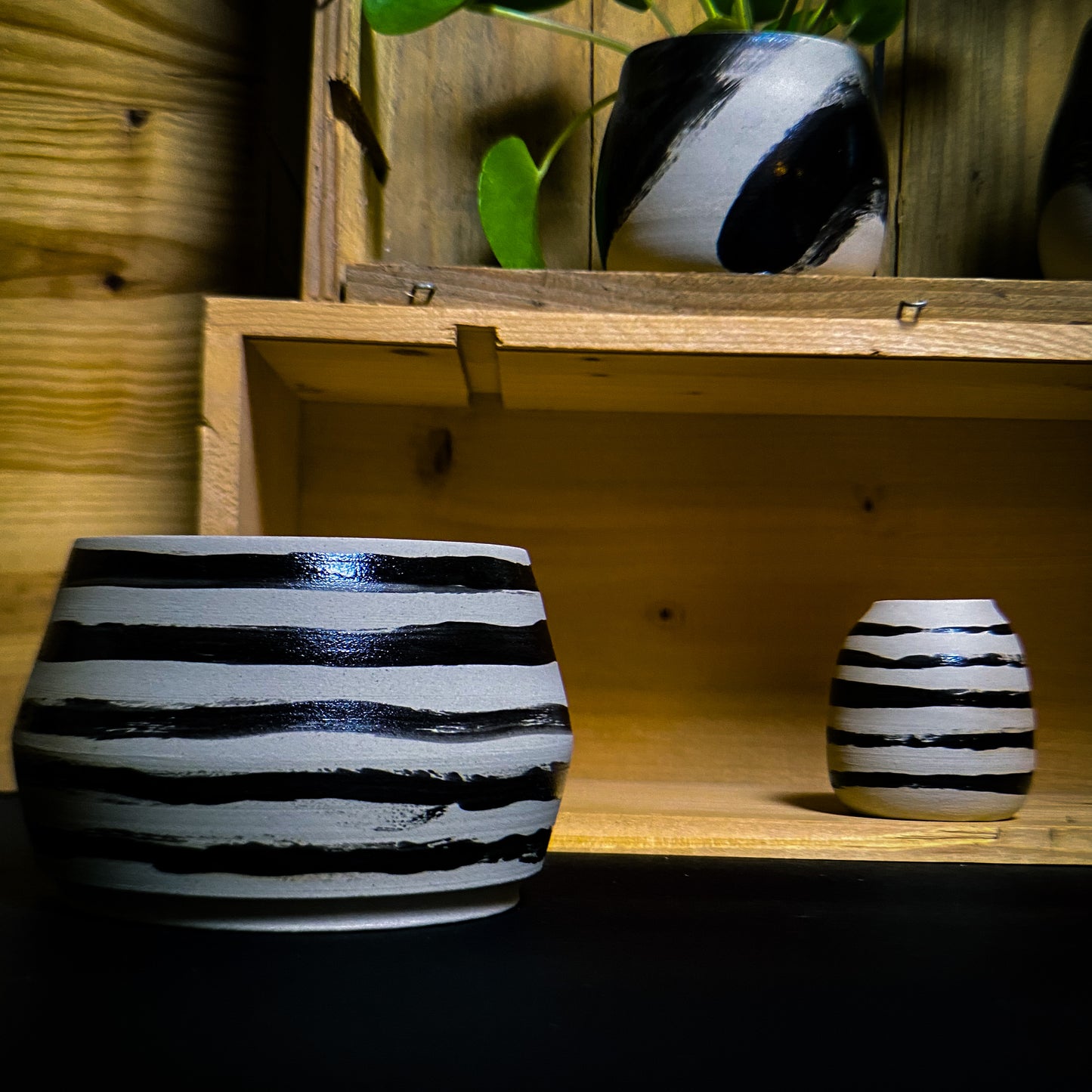 Porte-planpot - Argile blanche décorée de lignes brillantes noires