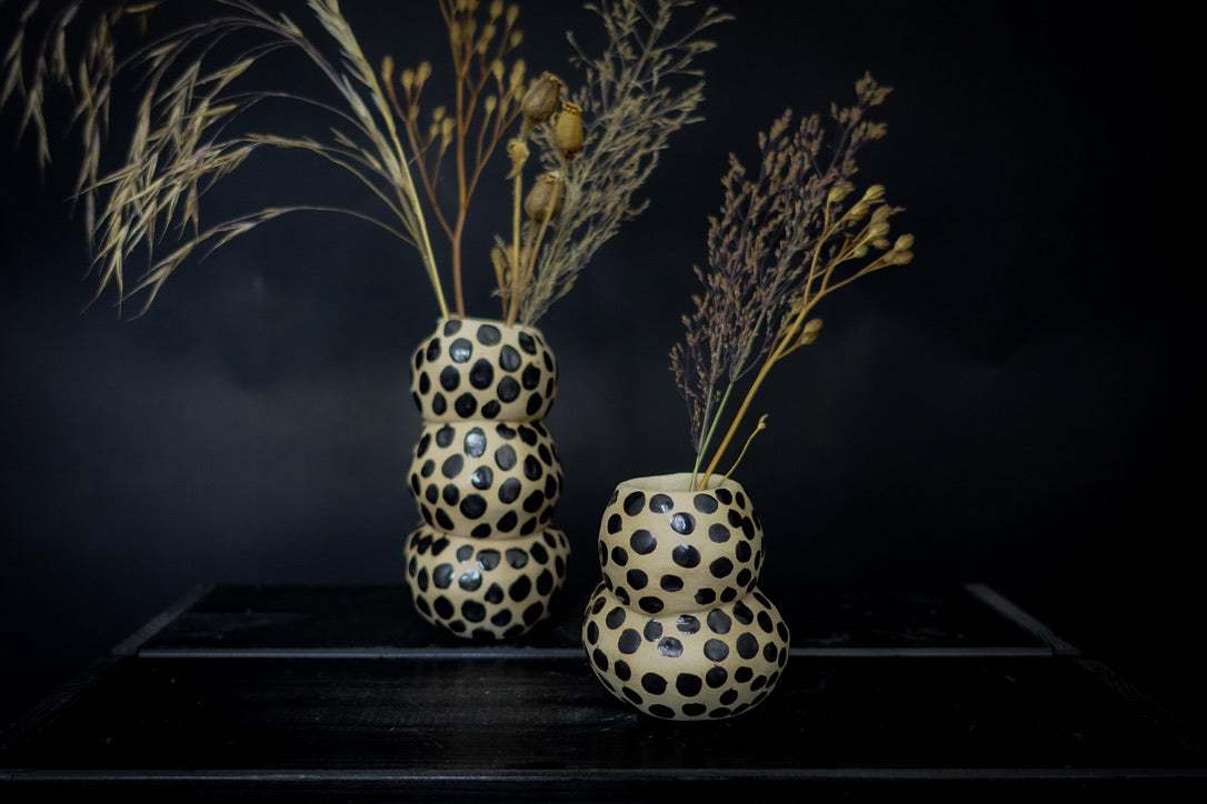 Vase boule - Argile blanche à points noirs