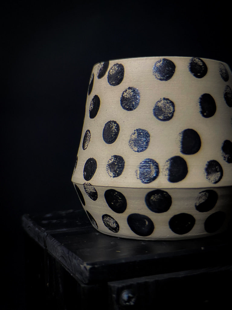 Plantpot holder - White clay with big black dots