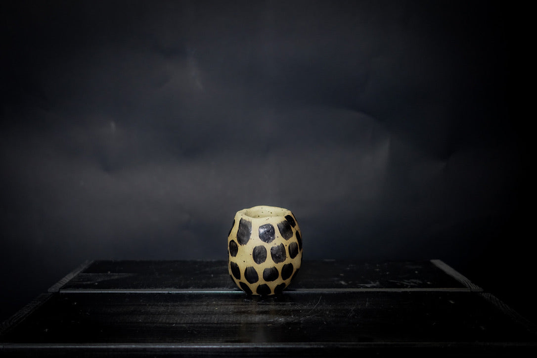 Vase - Grès jaune pyritté avec des gros points noirs