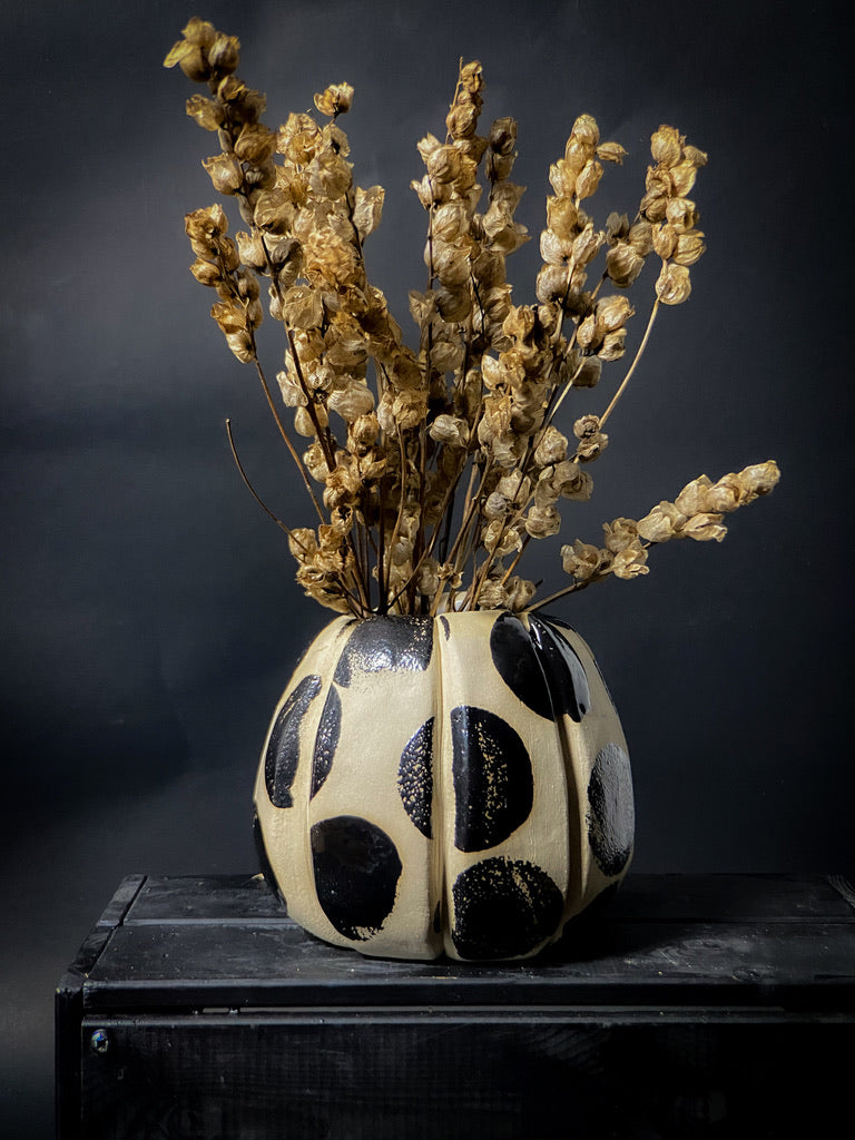 Vase with textured walls - White clay with big black shiny dots