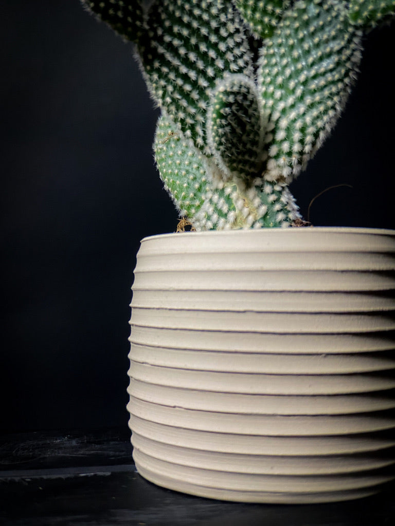 Plantpot holder - White clay with a rough and textured finish