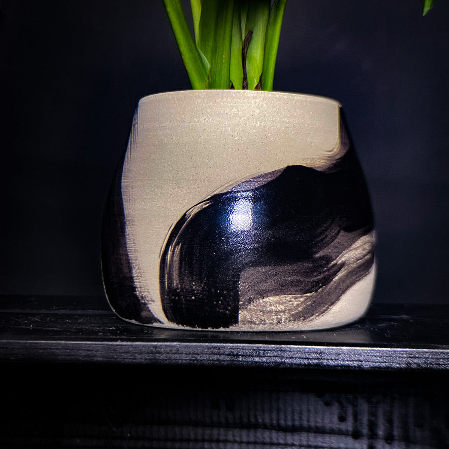 Plantpot holder - White clay with black decoration