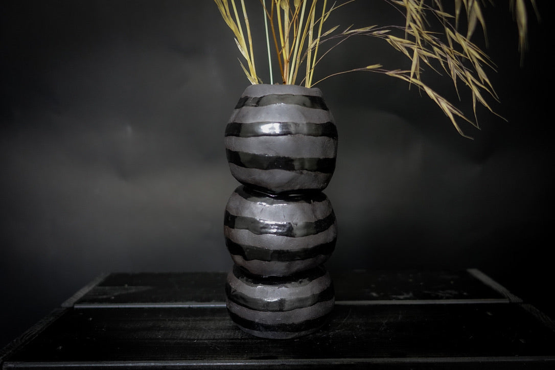 Vase boule - Grès noir, lignes noires brillantes